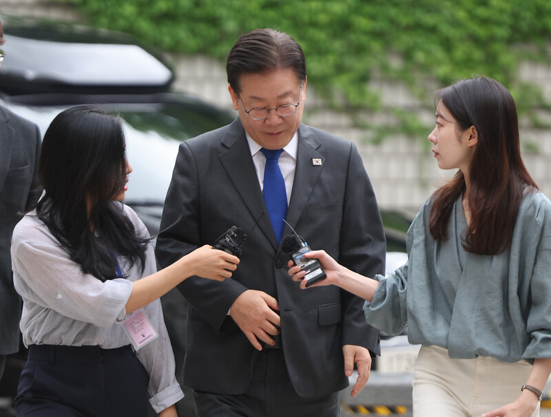 이재명 더불어민주당 대표가 지난달 30일 오전 서울 서초구 서울중앙지법에서 열린 공직선거법 위반 혐의와 관련한 공판에 출석하기 위해 법정으로 향하고 있다. 연합뉴스