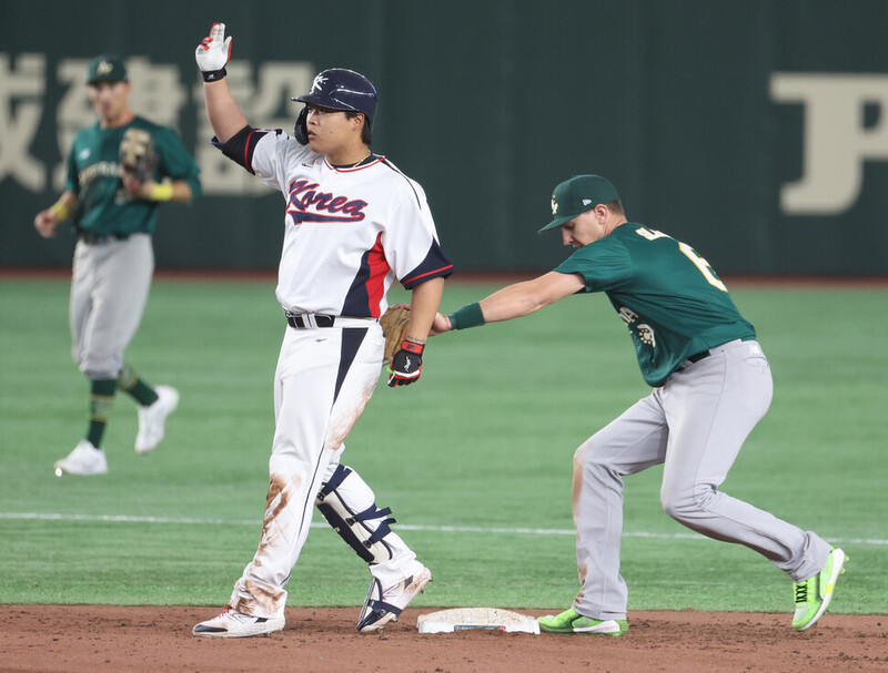 한국 야구 대표팀 강백호(왼쪽)가 9일 일본 도쿄돔에서 열린 2023 세계야구클래식(WBC) 본선 1라운드 B조 호주와 경기 7회말 1사 상황에서 2루타를 날린 뒤 세리머니를 하던 중 호주 2루수 로비 글렌디닝에 의해 태그아웃되고 있다. 도쿄/연합뉴스