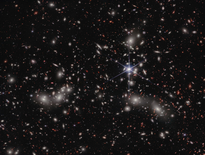 제임스웹우주망원경이 관측한 판도라은하단. 천문학자들은 50000개의 은하가 이 사진 한 장에 담겨 있는 것으로 추정한다. 우주망원경과학연구소 제공