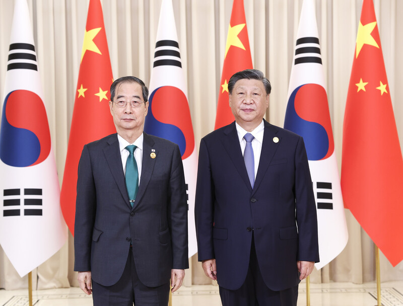 한덕수 국무총리가 23일 중국 항저우에서 시진핑 중국 국가주석과 회담 때 기념 사진을 찍고 있다. 항저우/신화 연합뉴스