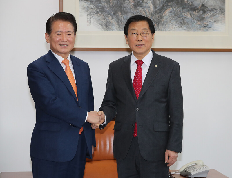 김한표 자유한국당 원내수석부대표(왼쪽)와 윤후덕 더불어민주당 원내수석부대표가 6일 오후 서울 여의도 국회에서 만나 악수하고 있다. 연합뉴스