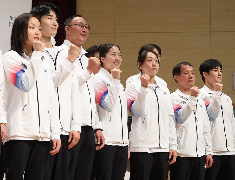 항저우아시안게임 대한민국 선수단이 24일 충북 진천 국가대표선수촌에서 열린 항저우아시안게임 D-30 미디어데이 행사 뒤 기념촬영을 하고 있다. 연합뉴스