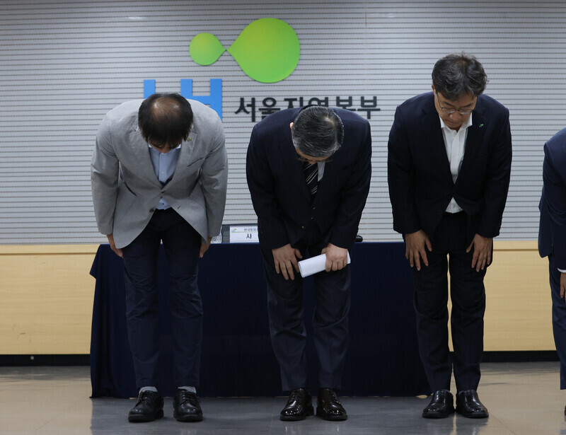 지난 8월11일 서울 강남구 한국토지주택공사(LH) 서울지역본부에서 열린 기자회견에서 이한준 사장(가운데)이 최근 공공아파트 지하주차장 철근 누락 사태와 관련해 사과하고 있다. 연합뉴스