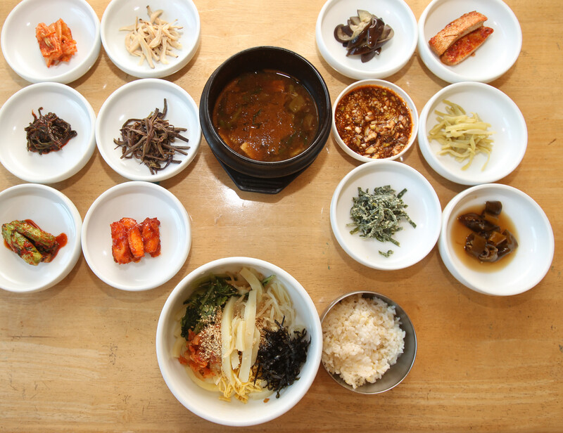 ‘소문난 식당 새재묵조밥’의 청포묵 한 상. 박미향 기자