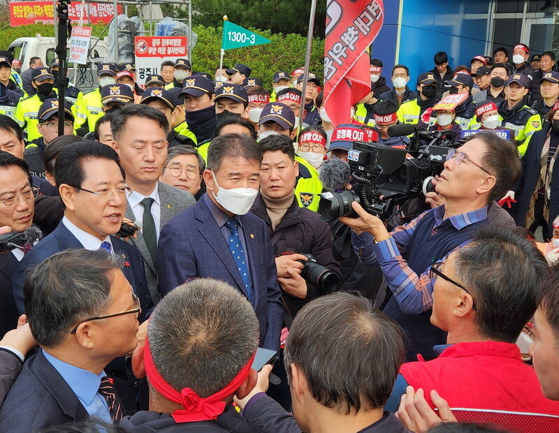 13일 전남 무안군 무안종합스포츠파크에서 ‘도민과의 대화’ 행사에 참석하려는 김영록 전남도지사가 광주 군 공항 이전 반대 주민들의 항의를 받고 있다.김용희 기자 kimyh@hani.co.kr