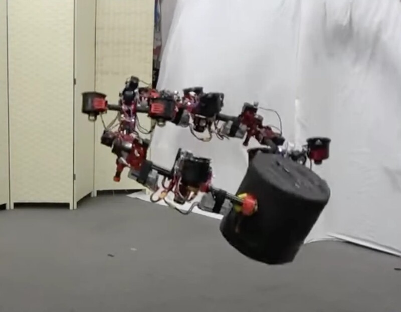 스파이더로봇은 공중에서 몸을 둥그렇게 만 뒤, 양 끝으로 물체를 잡을 수 있다. 동영상 갈무리