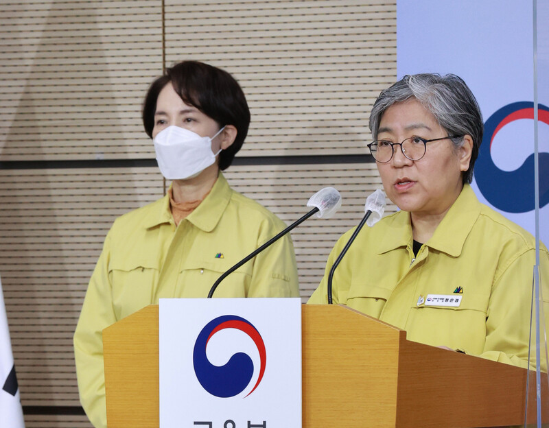 정은경 질병관리청장이 1일 오전 정부세종청사 교육부에서 전면등교의 안정적 시행을 위한 대국민 호소 브리핑을 하고 있다. 연합뉴스