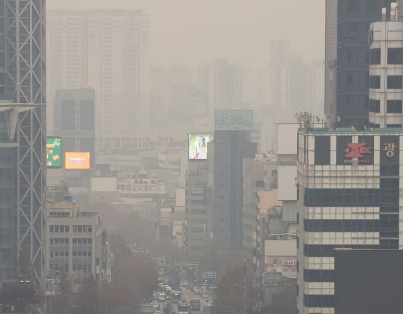 전국 초미세먼지 농도가 나쁨 수준이었던 지난 6일 오전 서울 종로 시내가 뿌옇게 보이고 있다. 연합뉴스