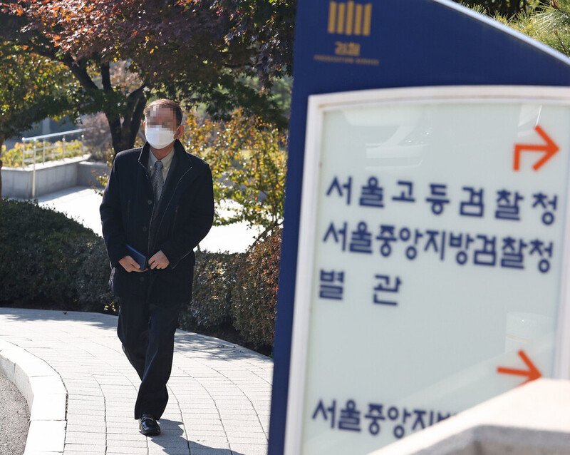 성남 대장동 개발 로비·특혜 의혹 사건과 관련해 검찰 조사를 받는 황무성 성남도시개발공사 초대 사장이 10월24일 오후 참고인 신분으로 소환돼 서울 서초구 서울중앙지검에 들어서고 있다. 연합뉴스.