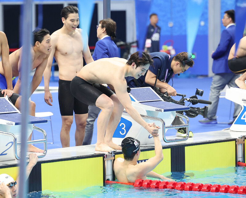 한국 남자 혼계영 대표팀이 26일 중국 항저우 올림픽 스포츠 센터 아쿠아틱 아레나에서 열린 2022 항저우아시안게임 수영 남자 혼계영 400m 결승에서 황선우가 결승점을 터치하자 함께 기뻐하고 있다. 항저우/연합뉴스