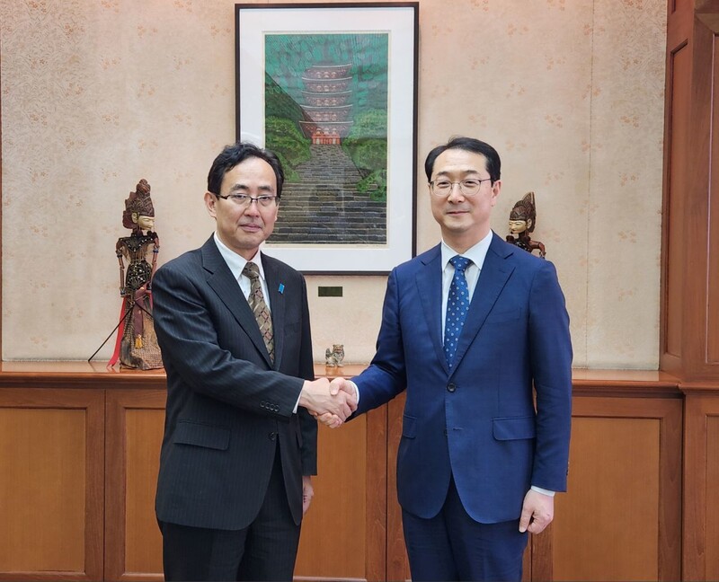 김건 외교부 한반도평화교섭본부장과 나마즈 히로유키 일본 북핵수석대표가 17일 인도네시아 자카르타에서 한일 북핵수석대표 협의를 가졌다. 사진 외교부 제공