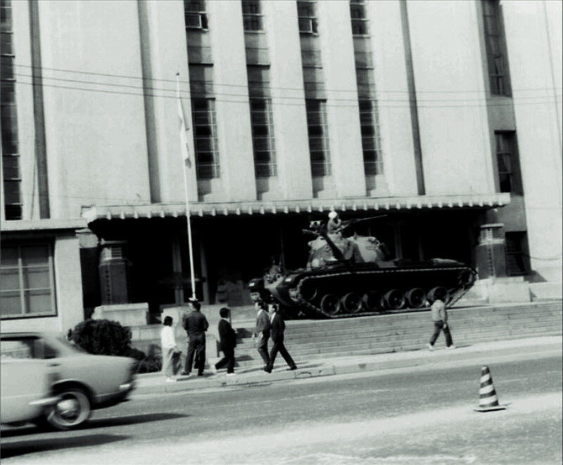 1972년 10월18일 박정희는 유신헌법을 통과시키기 위해 국회를 해산했다. 계엄 선포 뒤, 국회(현재 서울시의회 건물) 현관문 앞 보도 위에 올라온 계엄군 탱크. 국정책방송원 소장