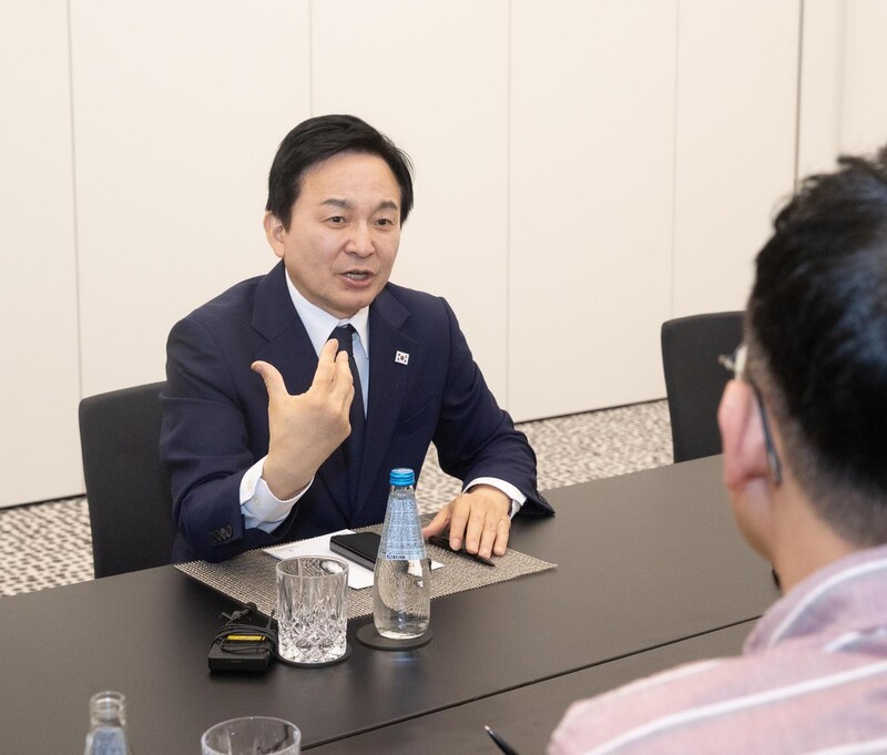 원희룡 국토교통부 장관이 23일(현지시각) 폴란드 바르샤바에서 출장기자단과 간담회 하고 있다. 국토교통부 제공