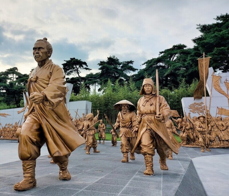 전봉준 장군과 동학농민군을 표현한 전북 정읍시 덕천면 동학농민혁명기념공원 안에 있는 ‘불멸-바람길’ 작품.영호도회소기념사업회 제공