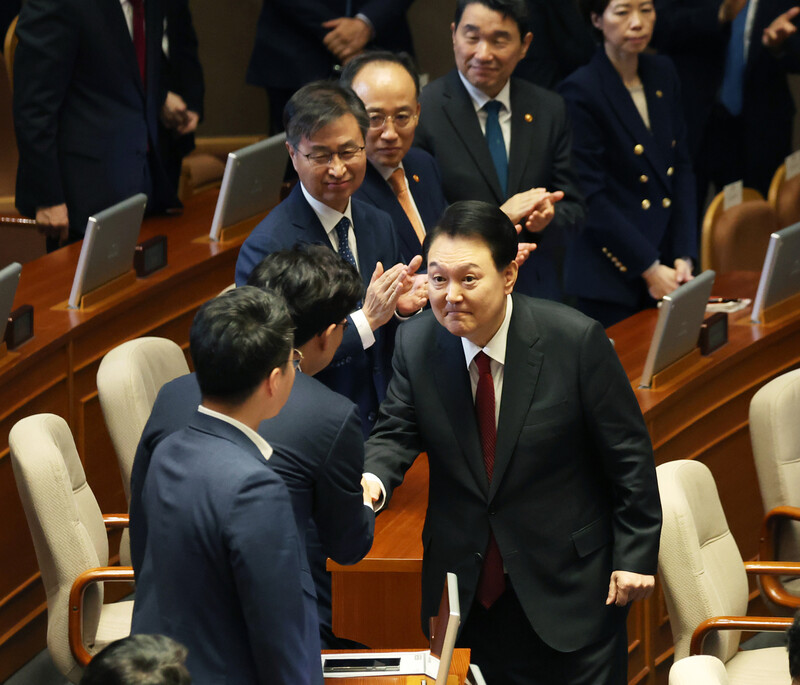 윤석열 대통령이 31일 국회 본회의장에서 2024년도 예산안 시정연설을 마치고 퇴장하고 있다. 공동취재사진