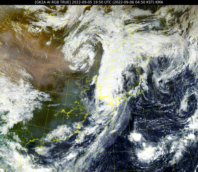 천리안위성 2A호가 제11호 태풍 ‘힌남노’가 6일 오전 4시50분께 경남 거제로 상륙할 당시에 촬영한 한반도 주변 영상. 국가기상위성센터 제공