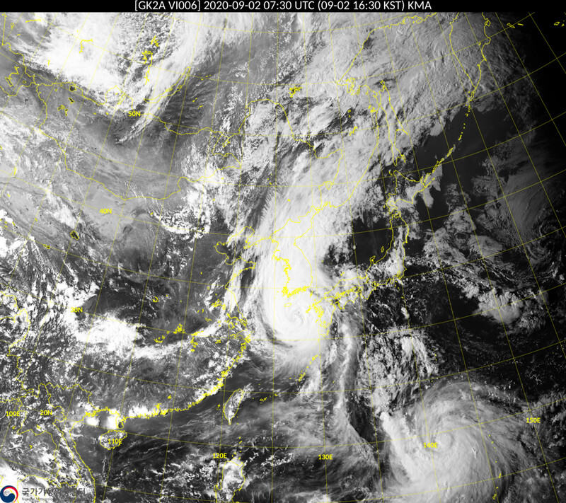 천리안위성 2A호가 2일 오후 4시30분 촬영한 제9호 태풍 마이삭과 제10호 태풍 하이선 위성영상. 기상청 국가기상위성센터 제공