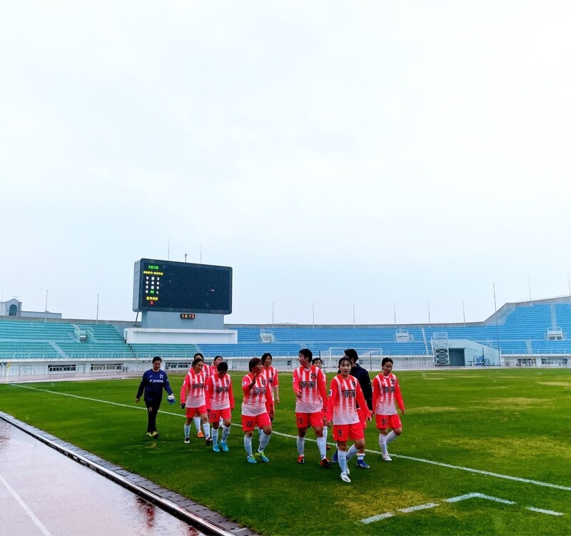 지난해 12월 10일 대전광역시장기 전국 여자 축구대회에 참여한 표선여자축구단 단원들이 운동장을 가로질러 걷고 있다. 김해정 제공