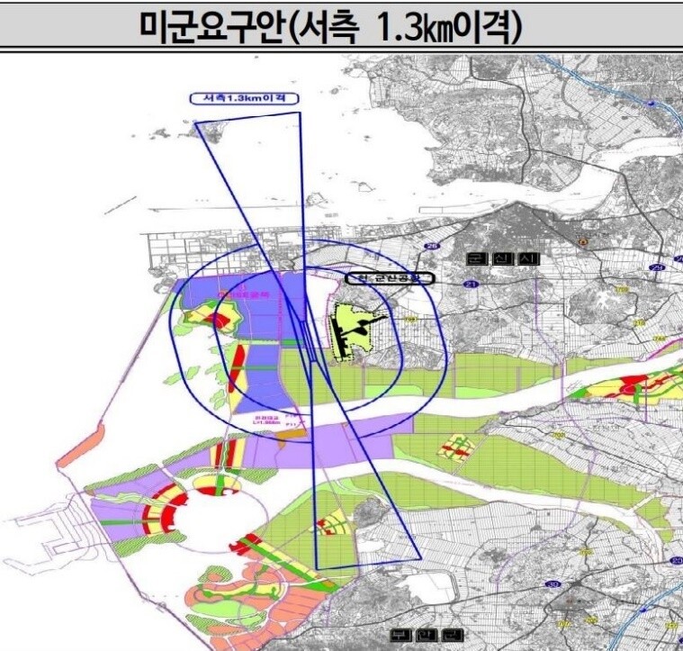 새만금 신공항 위치는 현 군산공항에서 서쪽으로 1.3㎞ 떨어져 있다. 두 공항의 관제가 겹치는 부분이 나온다. ‘새만금신공항 백지화 공동행동’ 제공