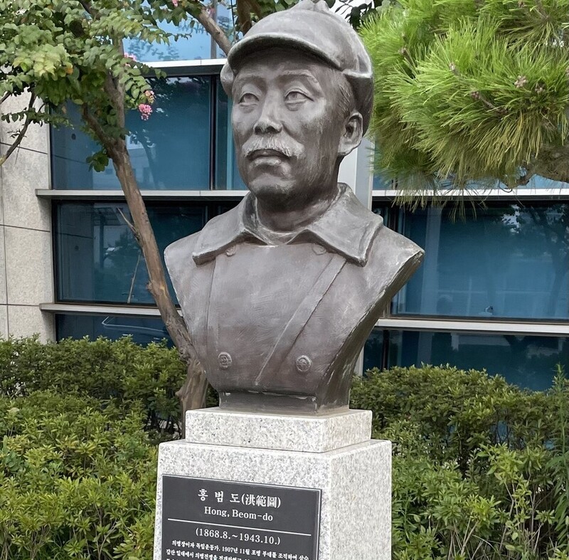 국방부 앞 홍범도 장군 흉상 설명문에는 “의병장이자 독립운동가. 1907년 11월 포병부대를 조직하여…”라고 적혀 있다. 권혁철 기자