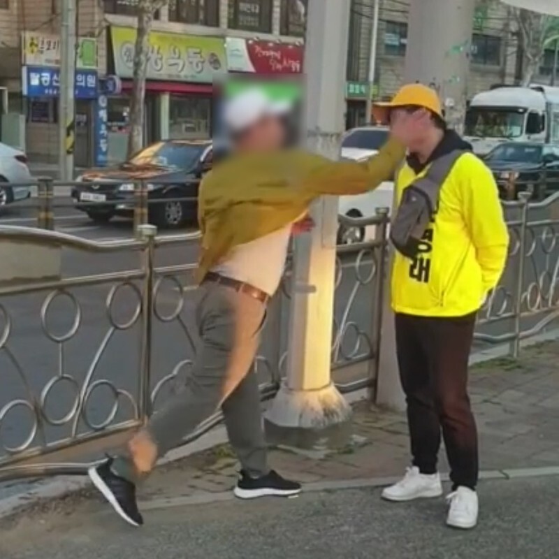 지난 8일 오후 대구 북구 연암네거리에서 중년 남성이 대구 북구갑 선거구 조명래 정의당 후보의 선거운동원을 때리고 있다.
