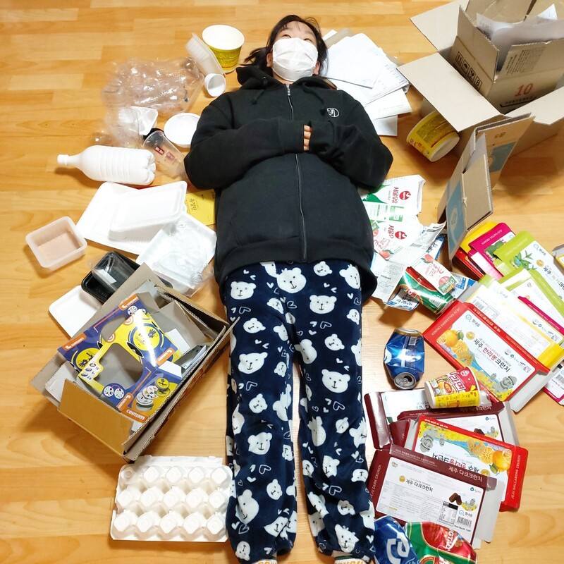 쓰레기 줄이기 실험에 참여한 한 시민이 자신이 모은 쓰레기를 보이게 하고 있다.
