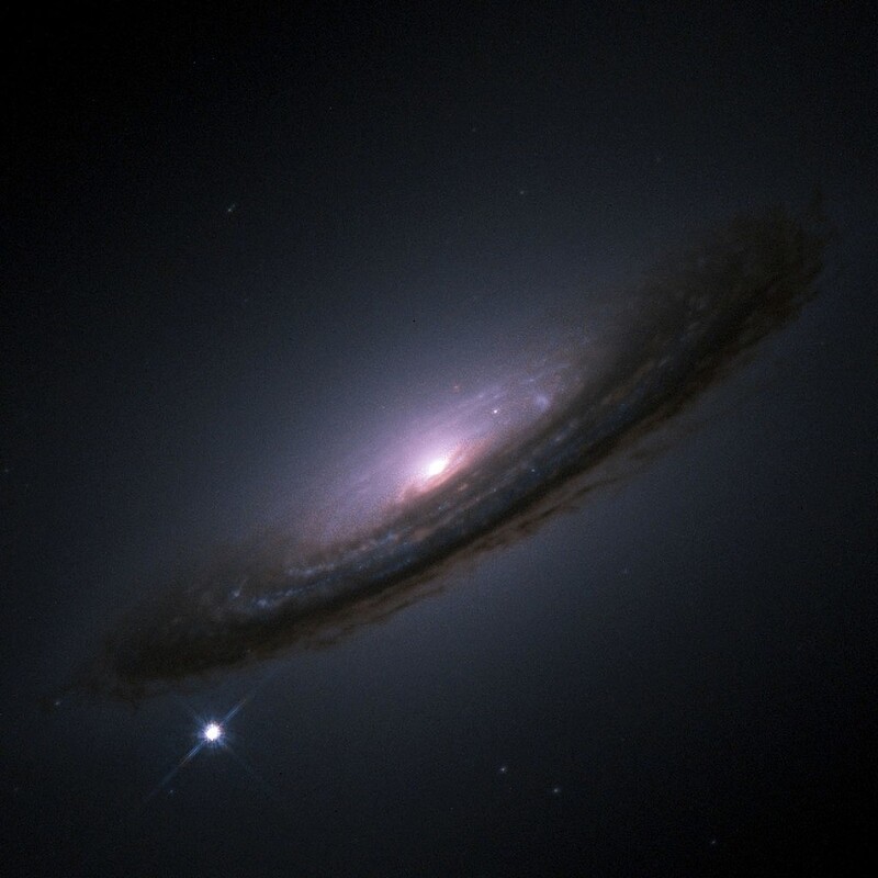 은하 NGC 4526에 있는 Ia형 초신성 SN 1994D (왼쪽 아래 밝은 점). 위키미디어 코먼스