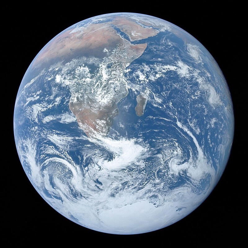 1972년 12월7일 아폴로17호 우주비행사들이 2만9000km 거리에서 찍은 지구. 지구는 바다가 표면의 4분의 3을 차지하는 물의 행성이다. 위키미디어 코먼스