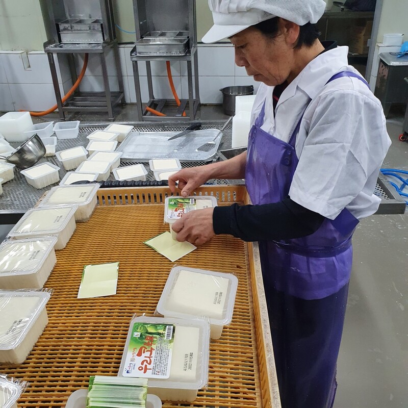 전북 완주군 비봉우리콩두부 영농조합법인 마을기업의 두부 제품을 조영순 공장장이 포장하고 있다. 완주군 제공