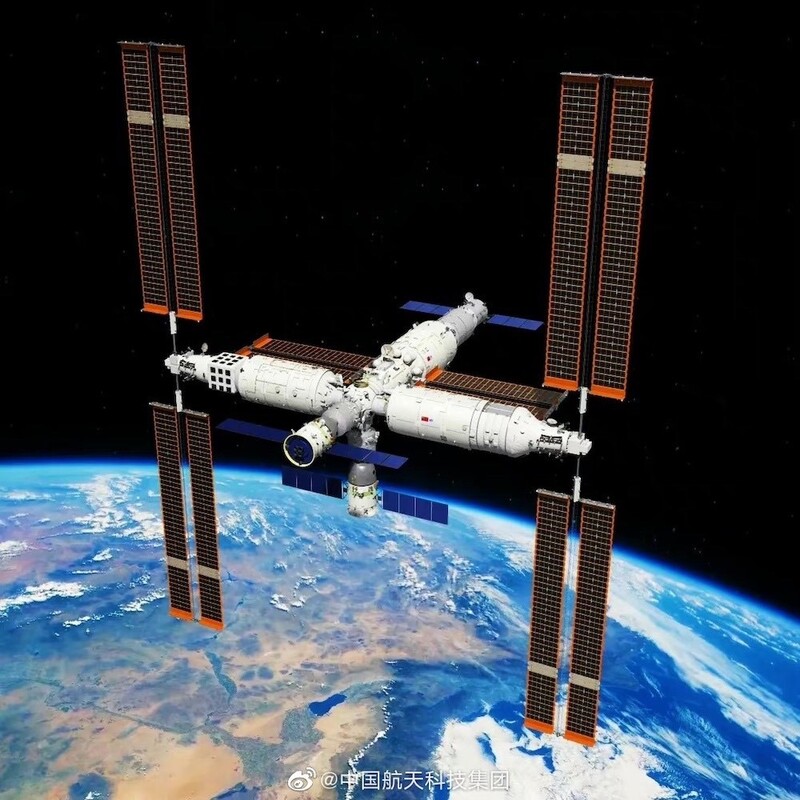 선저우 15호가 도킹한 뒤의 중국 우주정거장 톈궁 모습 상상도. T자형 3개 모듈에 선저우 우주선 2대와 톈저우 화물 우주선 1대가 도킹해 있다.