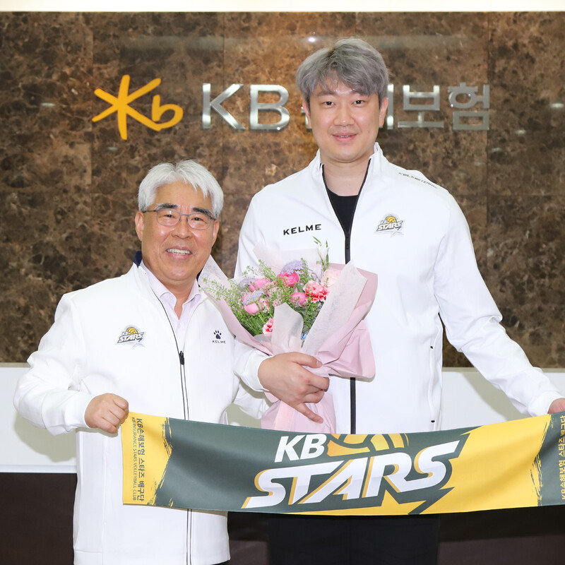 케이비(KB)손해보험에 입단한 나경복(오른쪽). 케이비손해보험 제공