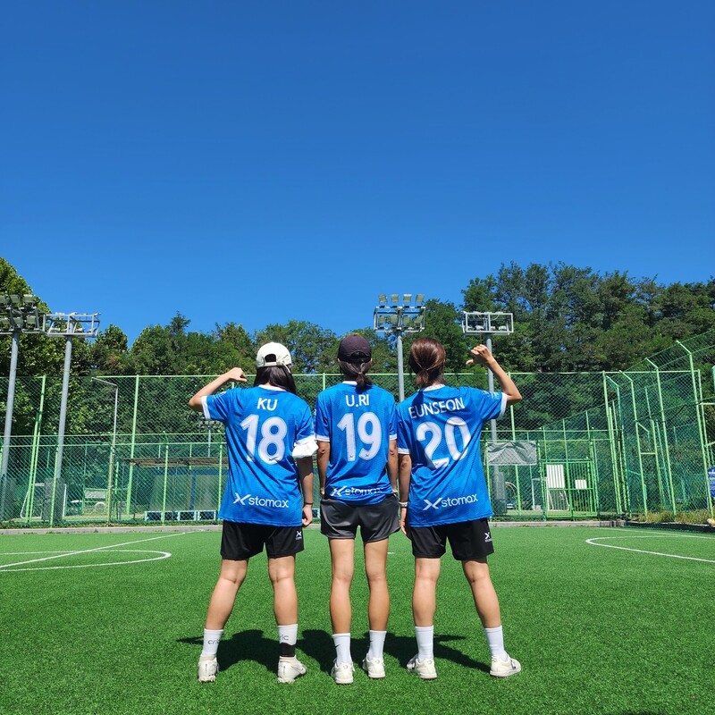 지난해 9월 우리 풋살팀 멤버들이 새 유니폼을 받은 뒤 기념사진을 찍었다. 18번은 막내라인 민지, 19번은 유리 언니, 20번이 필자 장은선.