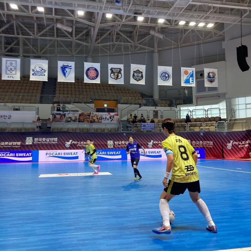 지난 9일 2023 풋살 코리아(FK)컵 여자부 결승전에서 ‘고양레이디스 에프에스’의 김소라 선수가 공을 다루고 있다. 김소라 제공