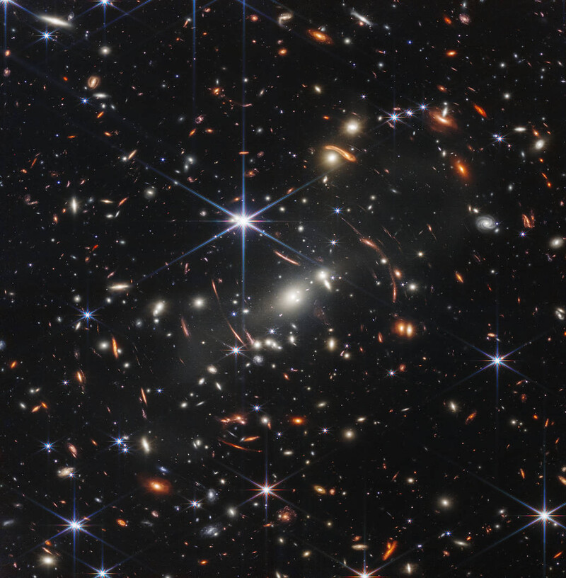 제임스웹우주망원경이 근적외선으로 촬영한 은하단 ‘SMACS 0723’. 이 망원경의 첫 공개 관측사진이다. 미국항공우주국 제공