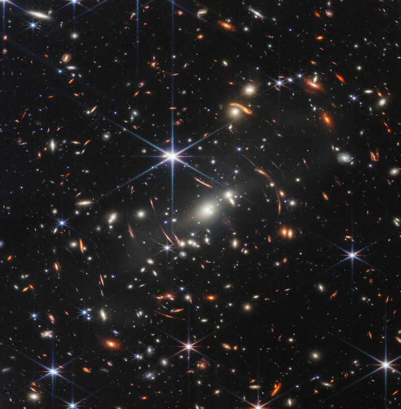제임스웹우주망원경이 지난해 7월 공개한 최초의 관측사진. 근적외선으로 촬영한 은하단 ‘SMACS 0723’이다. 미국항공우주국 제공