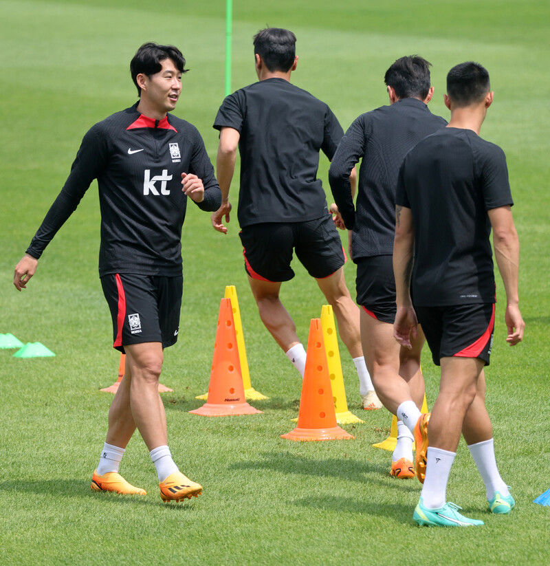 축구 국가대표팀 손흥민(왼쪽)이 13일 부산 서구 구덕운동장에서 동료들과 함께 훈련하고 있다. 연합뉴스