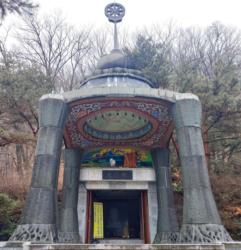 지난 22일 경기 용인시 처인구 해곡동 와우정사 대각전. 내부엔 석가모니 고행상이 있다. 김선식 기자