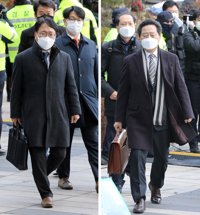 법무부 쪽 변호인 이옥형 변호사(왼쪽)와 윤석열 검찰총장 쪽 변호인 이석웅 변호사가 24일 오후 윤 총장에 대한 정직 처분 집행정지 2차 심문이 열리는 서울 서초구 서울행정법원으로 들어서고 있다. 연합뉴스