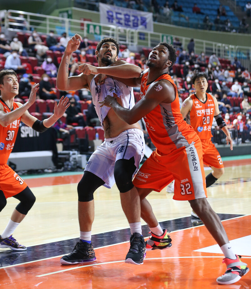 18일 인천삼산체육관에서 열린 2020∼2021 현대모비스 케이비엘(KBL) 인천 전자랜드와 전주 케이씨씨(KCC) 경기에서 전자랜드 에릭 톰슨(오른쪽)과 케이씨씨 타일러 데이비스가 리바운드 경쟁을 하고 있다. kbl 제공