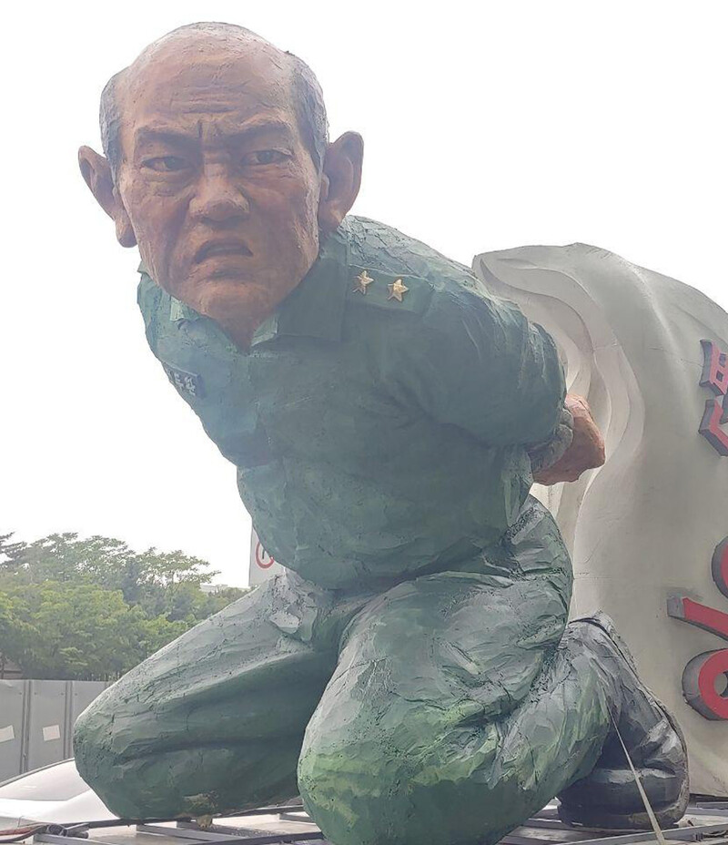 무릎꿇은 모습을 한 전두환의 대형 조형물(높이 4.2m·길이 7m).
