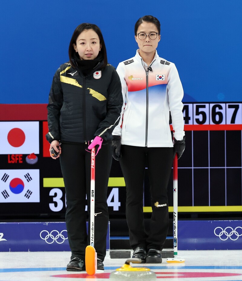 양 팀 주장인 한국 김은정과 일본 후지사와 사쓰키가 14일 중국 베이징 국립 아쿠아틱센터에서 열린 2022 베이징겨울올림픽 컬링 여자 단체전에서 경기에서 하우스 방향을 바라보고 있다. 베이징/연합뉴스