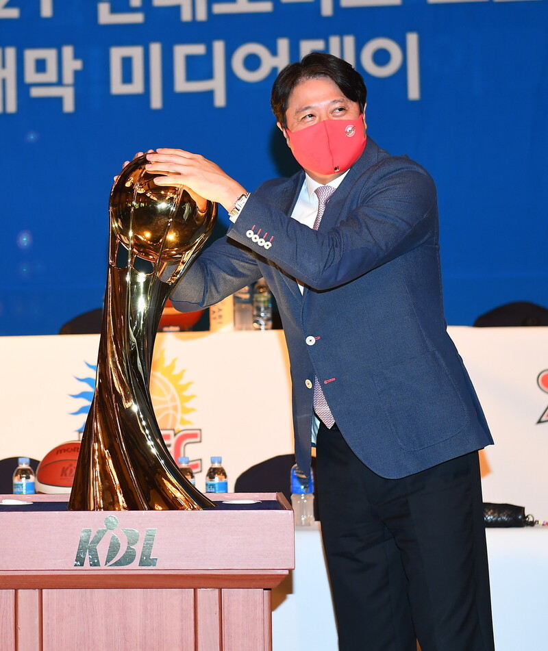 문경은 서울 에스케이(SK) 감독이 6일 서울 송파구 올림픽파크텔에서 열린 프로농구 개막 미디어데이에서 우승 트로피와 함께 포즈를 취하고 있다. KBL 제공