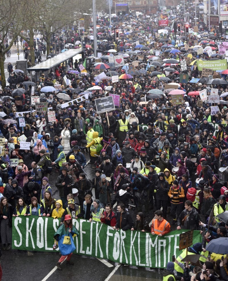 지난 2월 영국 브리스톨에서 기후 파업에 나선 시민들과 그레타 툰베리. 연합뉴스.