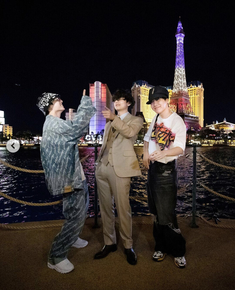 7일(현지시각) 방탄소년단(BTS)의 노래에 맞춰 분수 쇼가 예정된 미국 라스베이거스 벨라지오 호텔에서 멤버들이 야경 분수쇼를 즐기는 모습. 연합뉴스