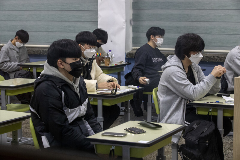 2022학년도 대학수학능력시험이 치러진 18일 오전 서울 여의도고등학교에 마련된 시험장에서 수험생들이 시험을 기다리고 있다. 사진공동취재단