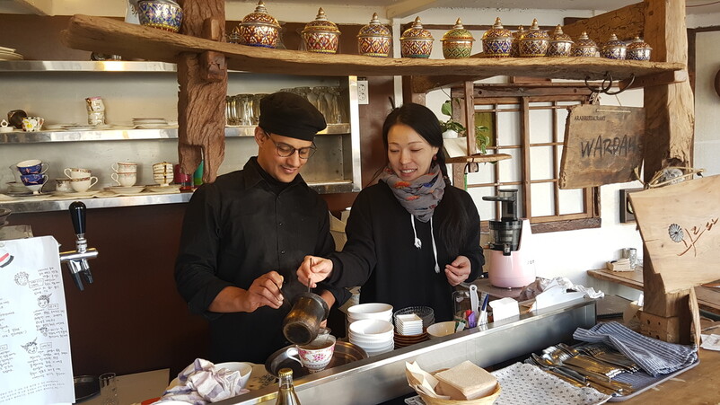 제주도민 하민경씨와 예멘인 모함마드 알마마리씨가 2일 오후 제주시 용담2동에 있는 할랄 음식 레스토랑 ‘아살람’에서 마주 섰다. 음식점 사장으로 주문과 서빙을 맡은 하씨와 요리를 담당하는 알마마리씨는 7일 결혼한다. 알마마리씨는 내전을 피해 지난해 제주에 온 예멘인 중 한 명이다. 사진 임재우 기자