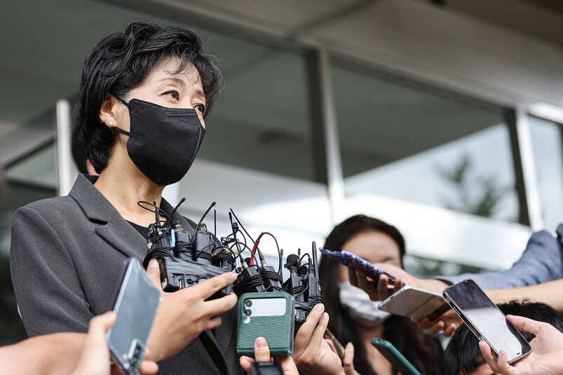 박순애 사회부총리 겸 교육부장관이 1일 오후 서울 영등포구 한국교육시설안전원에서 초등학교 입학연령 하향 학제개편안에 대해 취재진과 질의응답을 하고 있다. 연합뉴스