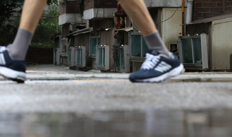 지난해 8월30일 서울 관악구 신림동 주택가에 비가 내리고 있다. 김혜윤 기자 unique@hani.co.kr