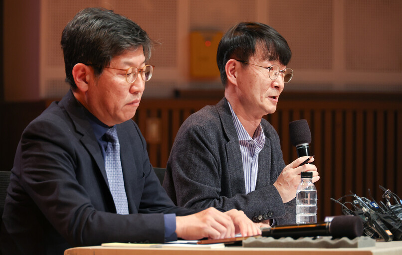 최선욱 &lt;한국방송&gt; 전략기획실장(왼쪽)과 오성일 수신료국장이 13일 오후 서울 여의도 한국방송 신관 아트홀에서 기자설명회를 열어 수신료 문제에 대한 기자들의 질문에 답하고 있다. 김정효 기자 hyopd@hani.co.kr