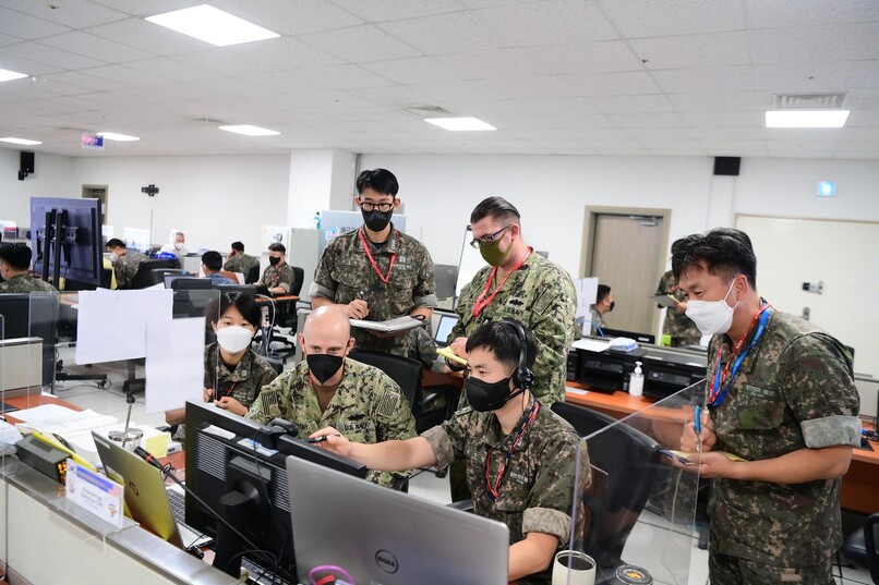 지난 23일 해군 부산작전기지에서 22년 후반기 한미연합연습 을지 자유의 방패에 참가하는 연합전투참모단 소속 한미 해군 장병들이 토의를 하고 있다. 해군작전사령부와 미 7함대사령부는 이번 연습에서 연합전투참모단을 구성해 한미 연합방위태세 확립을 위해 지휘소 연습을 함께 하고 있다. 해군 제공